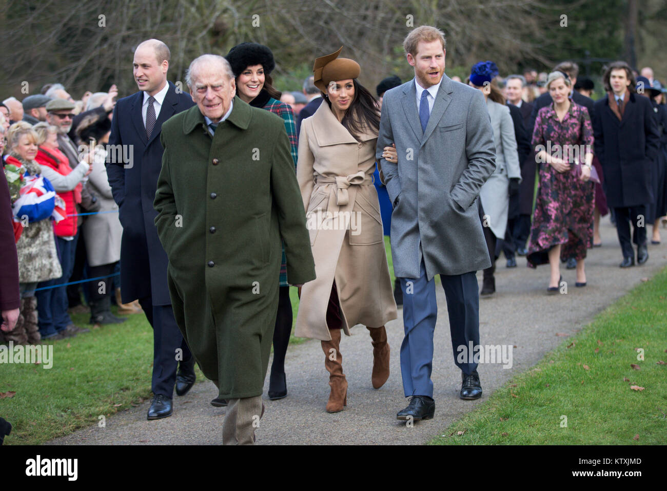 Bild vom 25. Dezember 2017 zeigt den Herzog und die Herzogin von Cambridge, Meghan Markle und Prinz Harry am Weihnachtstag morgens Gottesdienst in der St. Maria Magdalena Kirche in Sandringham, Norfolk. Stockfoto