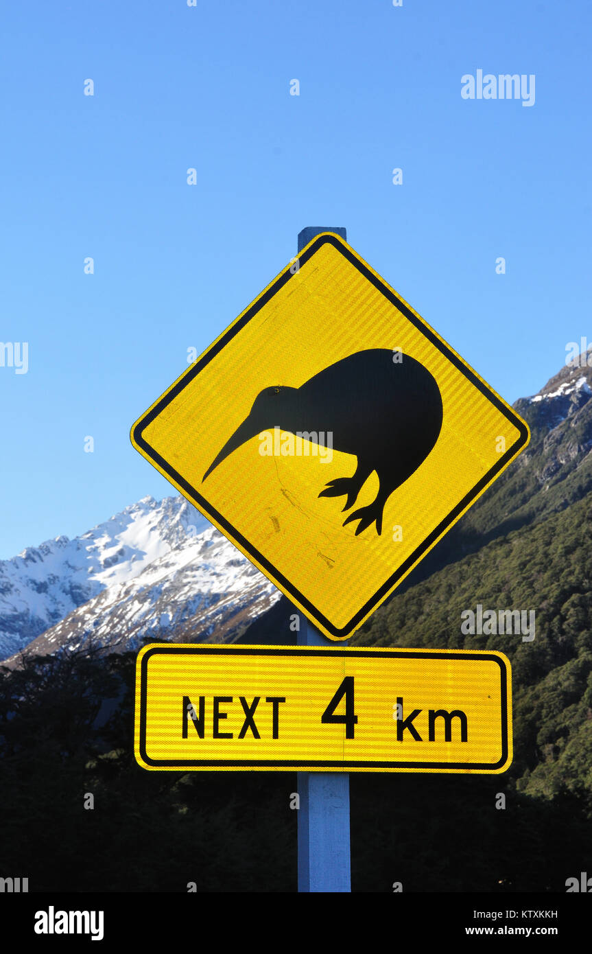 Verkehrszeichen Achtung der Kiwis in der Nähe von Arthurs Pass, Südinsel, Neuseeland Stockfoto