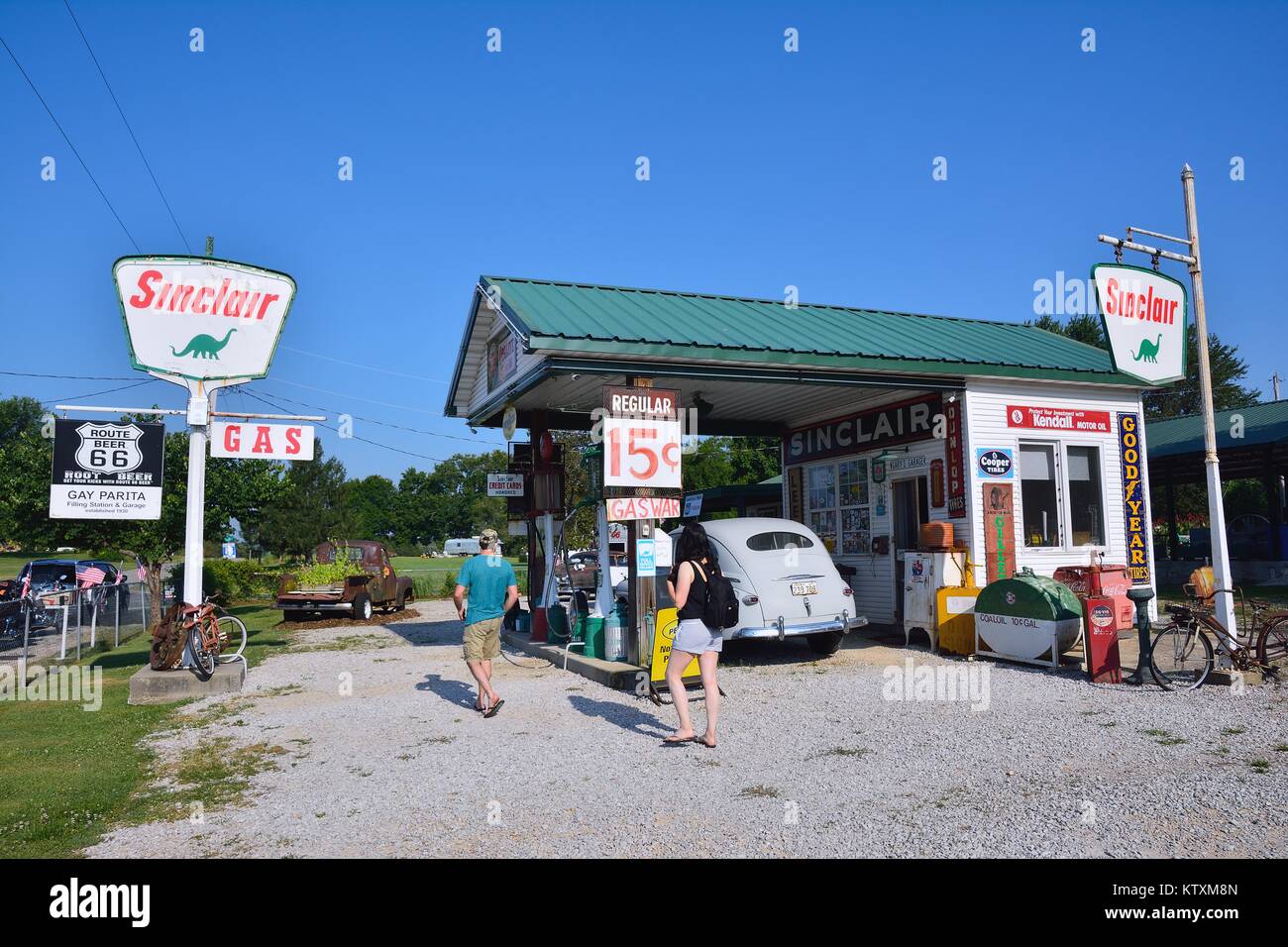PARIS SPRINGS, USA - 19. JULI 2017: Gay Parita Sinclair Gas Station, eine Route 66 Legende. Eigentümer: Gary Turner. Dies ist eine Nachbildung eines ca. 1930 Gas s Stockfoto PARIS SPRINGS, USA - 19. JULI 2017: Gay Parita Sinclair Gas Station, eine Route 66 Legende. Eigentümer: Gary Turner. Dies ist eine Nachbildung eines ca. 1930 Gas s Stockfoto