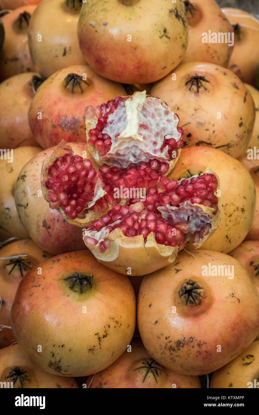 Geöffnet Granatapfel am Markt am Samstag Stockfoto