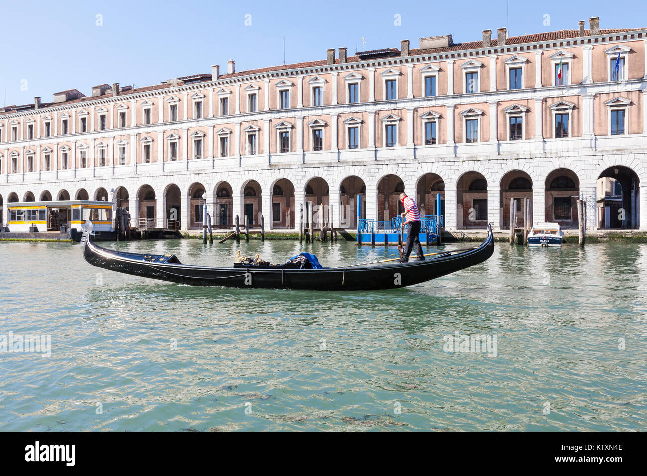 Gondoliere Rudern eine Gondelfahrt auf dem Canal Grande an der Rialto Mercato, San Polo, Venedig, Italien Stockfoto