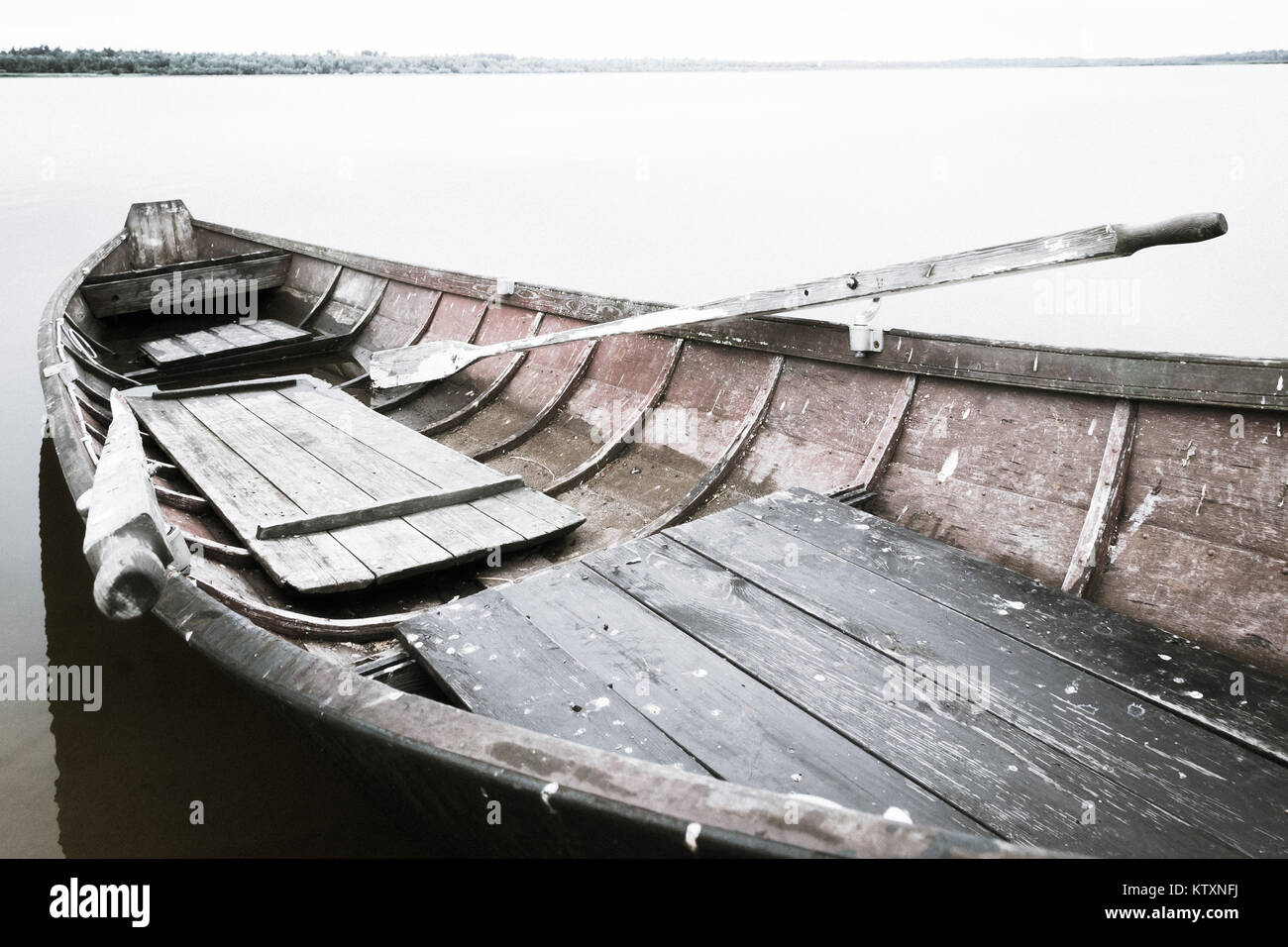 Altes hölzernes ruderboot -Fotos und -Bildmaterial in hoher Auflösung –  Alamy