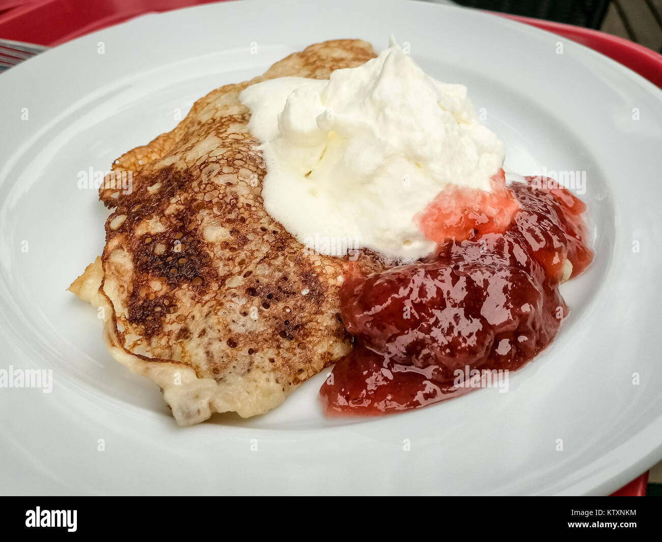 Waffeln, Marmelade und Sahne Stockfoto