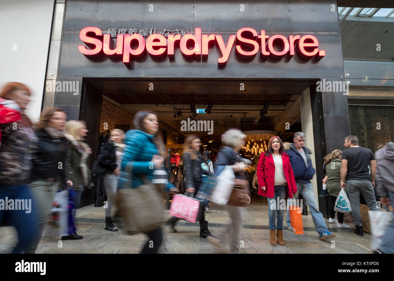 Käufer außerhalb einer Superdry Store in Großbritannien Stockfoto