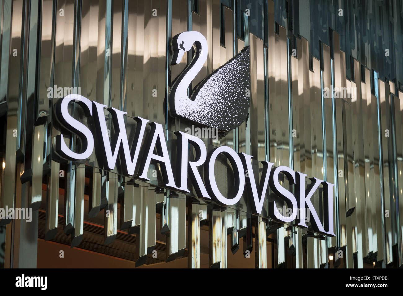 Zeichen über ein Swarovski Stores in Großbritannien Stockfoto