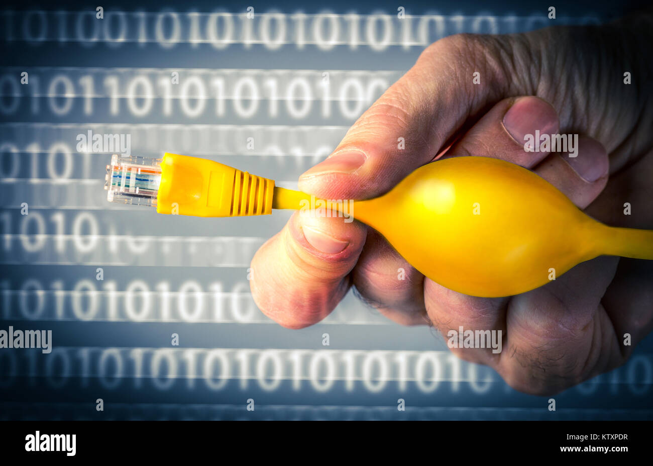 Netzneutralität Konzept Bild eines Mannes Zuziehen ein Ethernet Kabel Internetzugang zu beschränken. Stockfoto