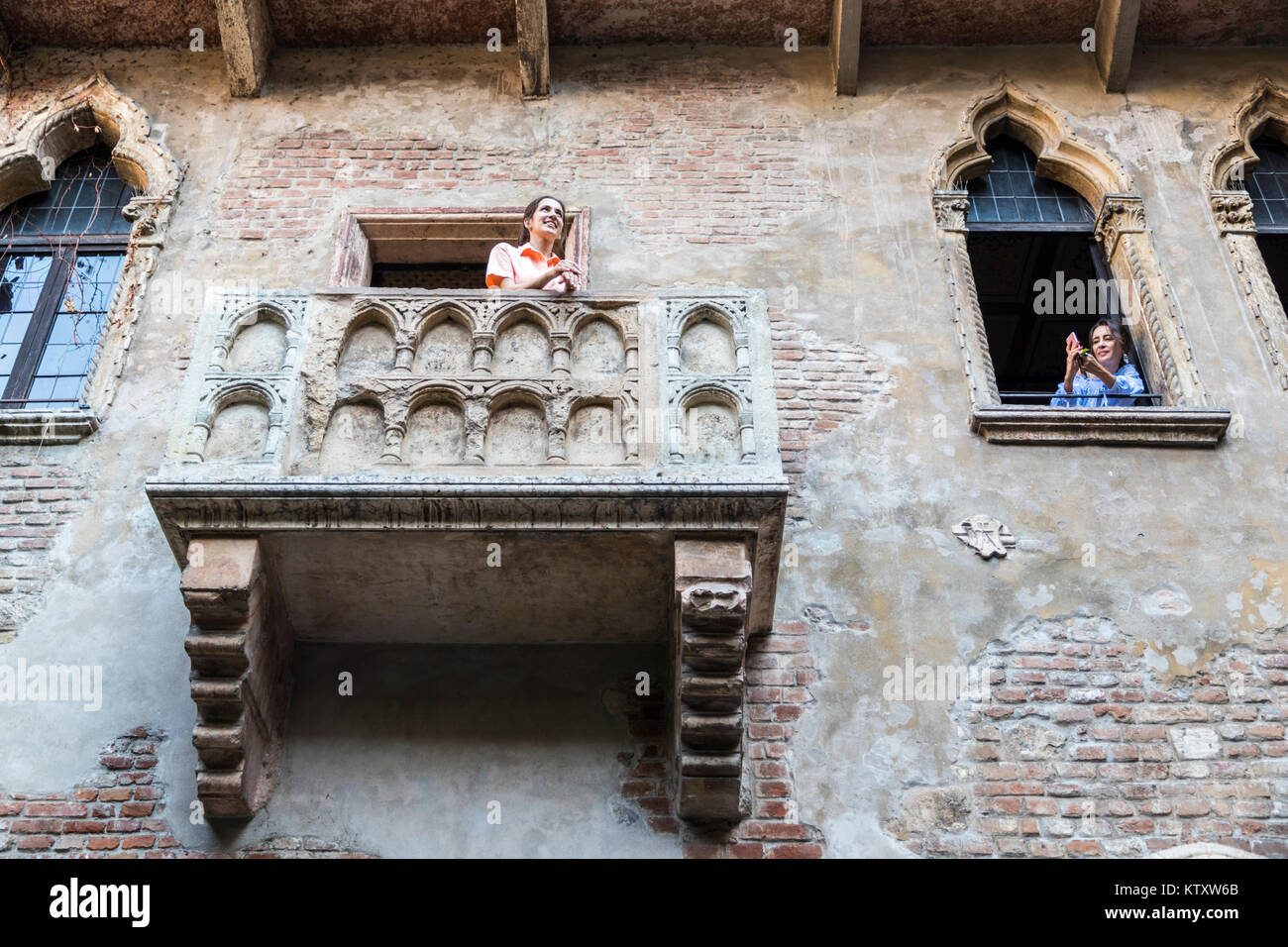 Zwei touristische Mädchen Bilder in der Balkon, der die Tragödie Romeo und Julia von William Shakespeare inspiriert. Casa di Giulietta, Verona, Stockfoto