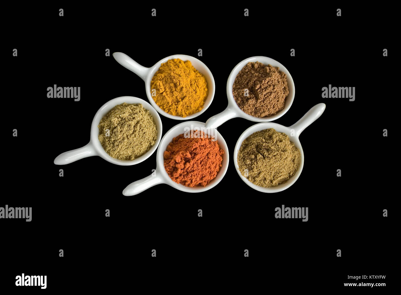 Boden spice Auswahl Schalen in Weiß auf schwarzem Hintergrund Stockfoto
