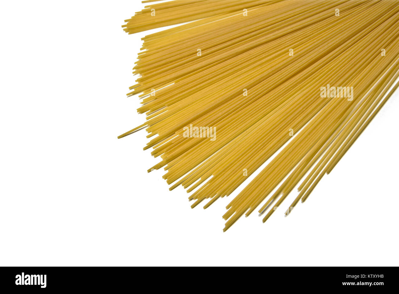 Getrocknete Spaghetti auf weißem Hintergrund Stockfoto