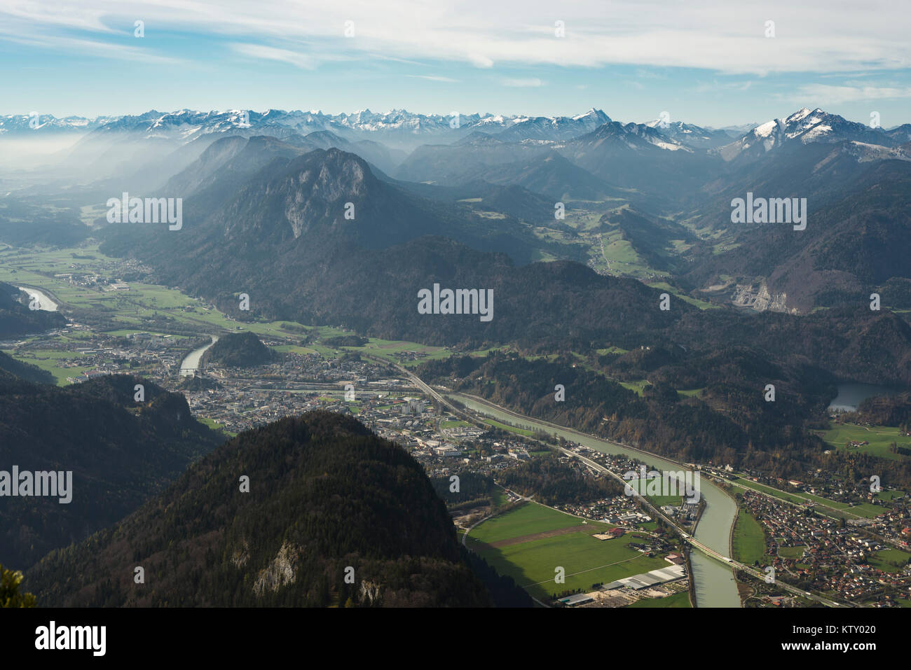 Blick vom Kaiser Zahmer Kaiser über das Inntal, Kufstein, Rofangebirge und Karwendel im Herbst, Tirol, Österreich Stockfoto