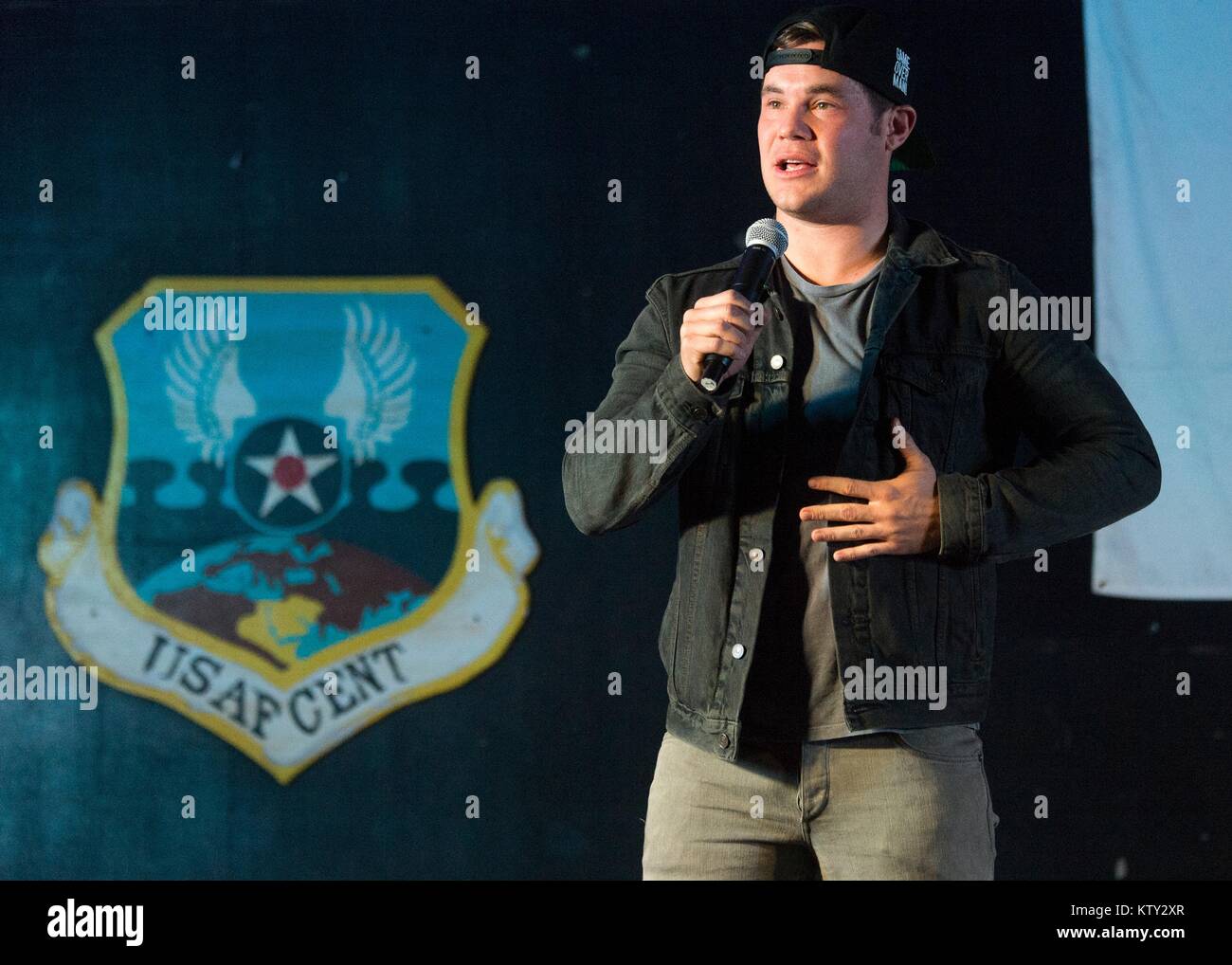 Schauspieler Adam Devine führt für die US-Soldaten während der USO Holiday Tour am Al Dhafra Air Base zum 22. Dezember 2017 in der Nähe von Abu Dhabi, Vereinigte Arabische Emirate. Stockfoto