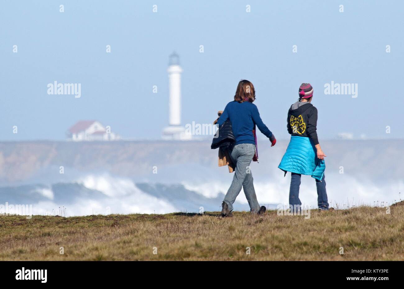 Touristen Spaziergang entlang der Küste bei der California Coastal National Monument Punkt Arena-Stornetta Gerät Januar 26, 2017 in Point Arena, Kalifornien. Stockfoto