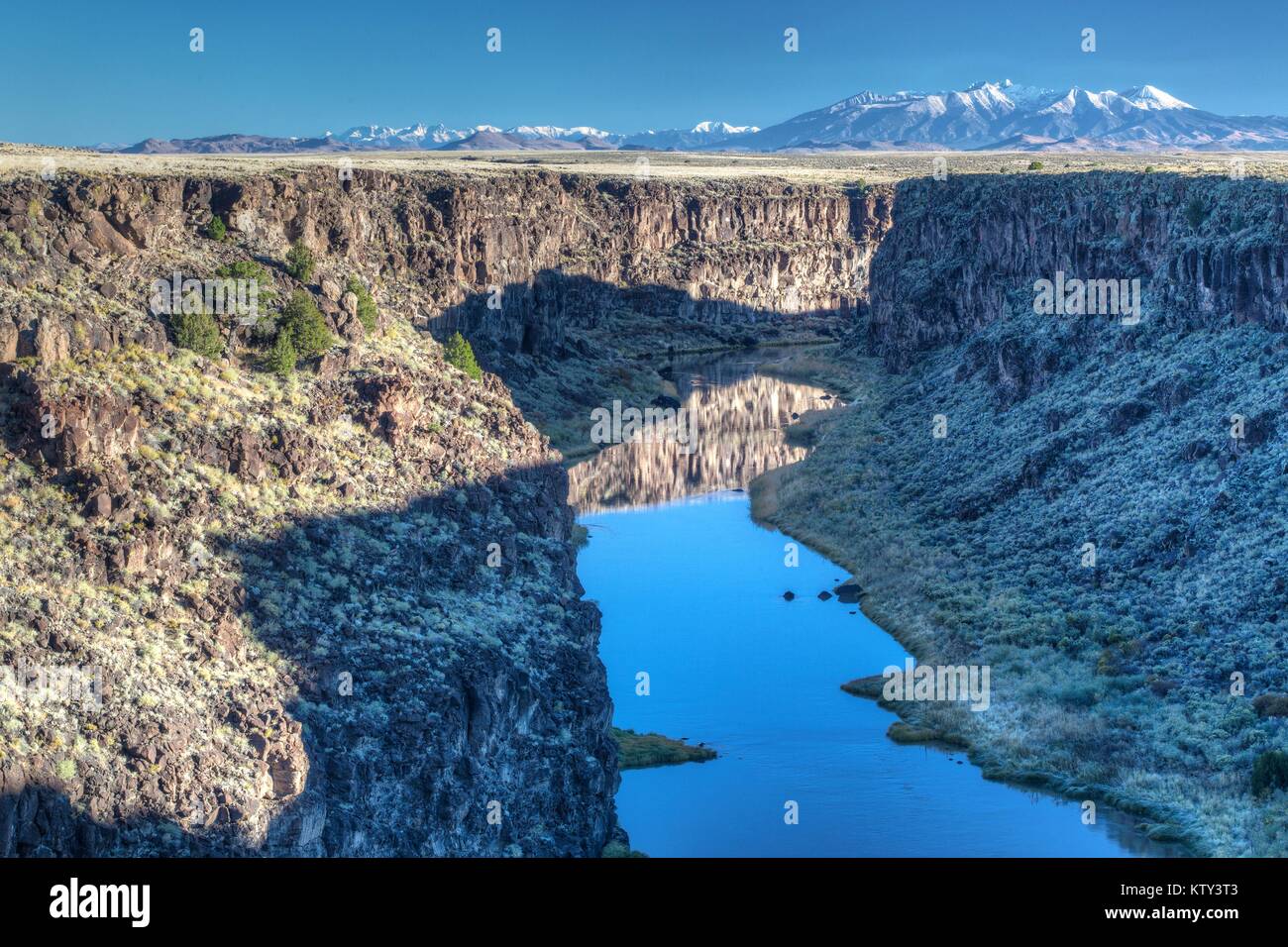 Der Rio Grande Wild und Scenic River fließt durch den verschneiten Rocky Mountains 14. Oktober in New York 2014. Stockfoto
