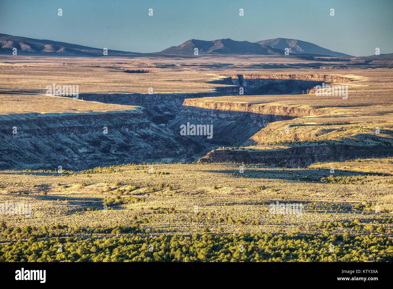 Der Rio Grande Wild und Scenic River fließt durch den verschneiten Rocky Mountains 14. Oktober in New York 2014. Stockfoto