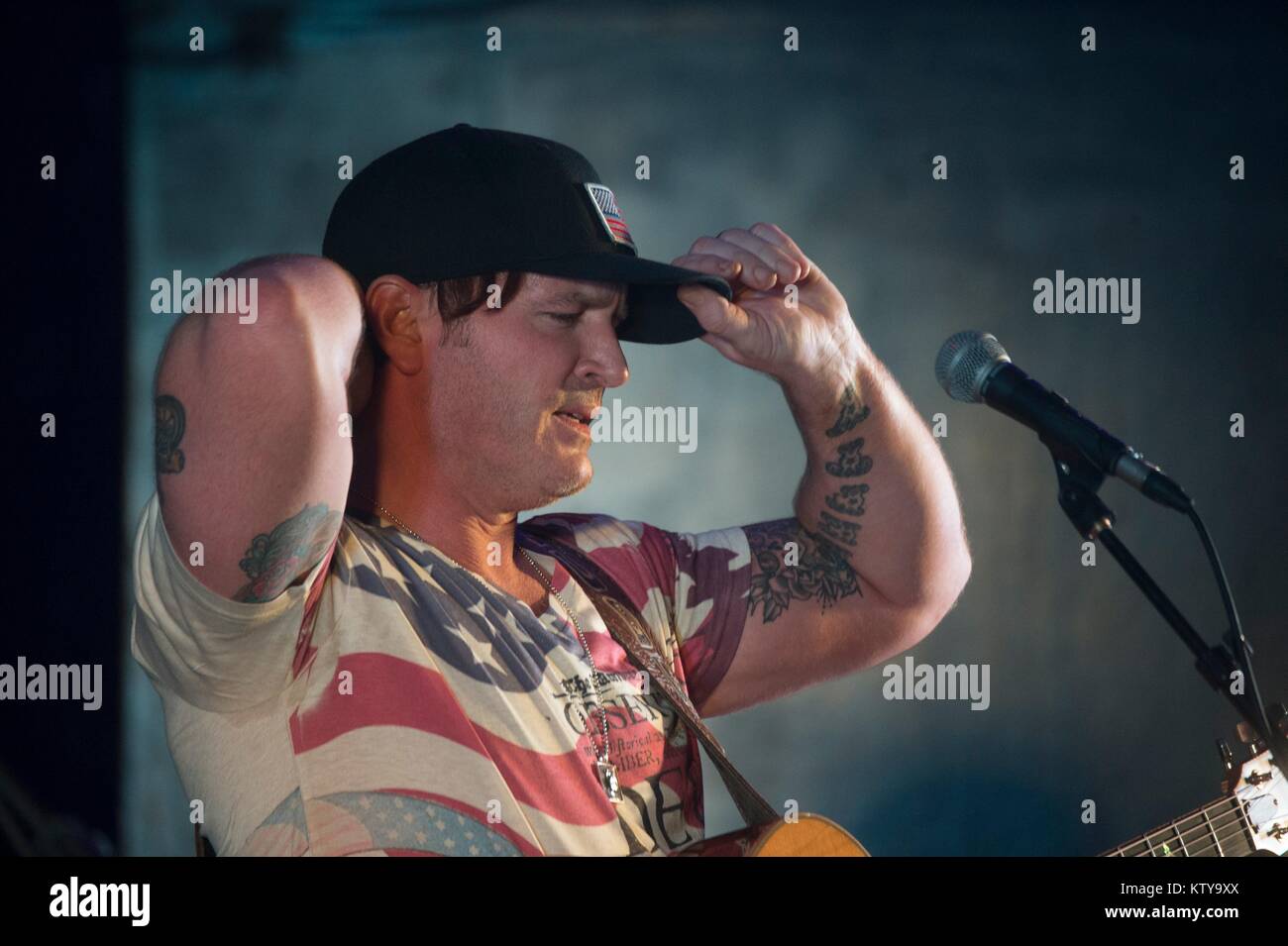 Country Music Singer Jerrod Niemann führt während der USO Holiday Tour am Al Dhafra Air Base zum 22. Dezember 2017 in der Nähe von Abu Dhabi, Vereinigte Arabische Emirate. Stockfoto