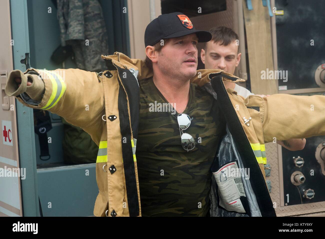 Country Music Singer Jerrod Niemann trifft mit US-Soldaten während der USO Holiday Tour am Al Dhafra Air Base 23 Dezember, 2017 in der Nähe von Abu Dhabi, Vereinigte Arabische Emirate. Stockfoto