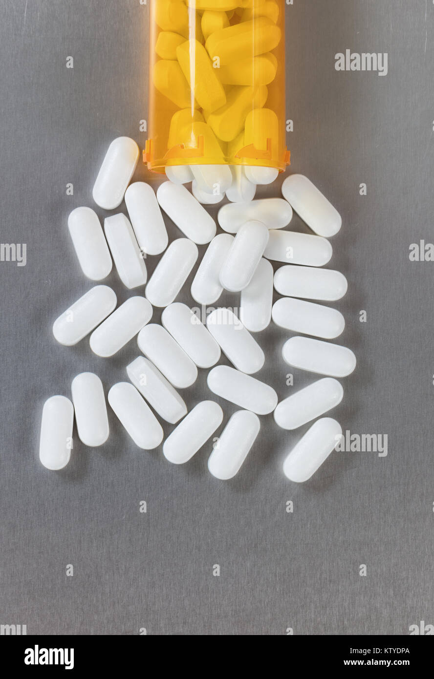 Oxycodone opioid Tabletten und Flasche in der Ansicht von oben  Stockfotografie - Alamy