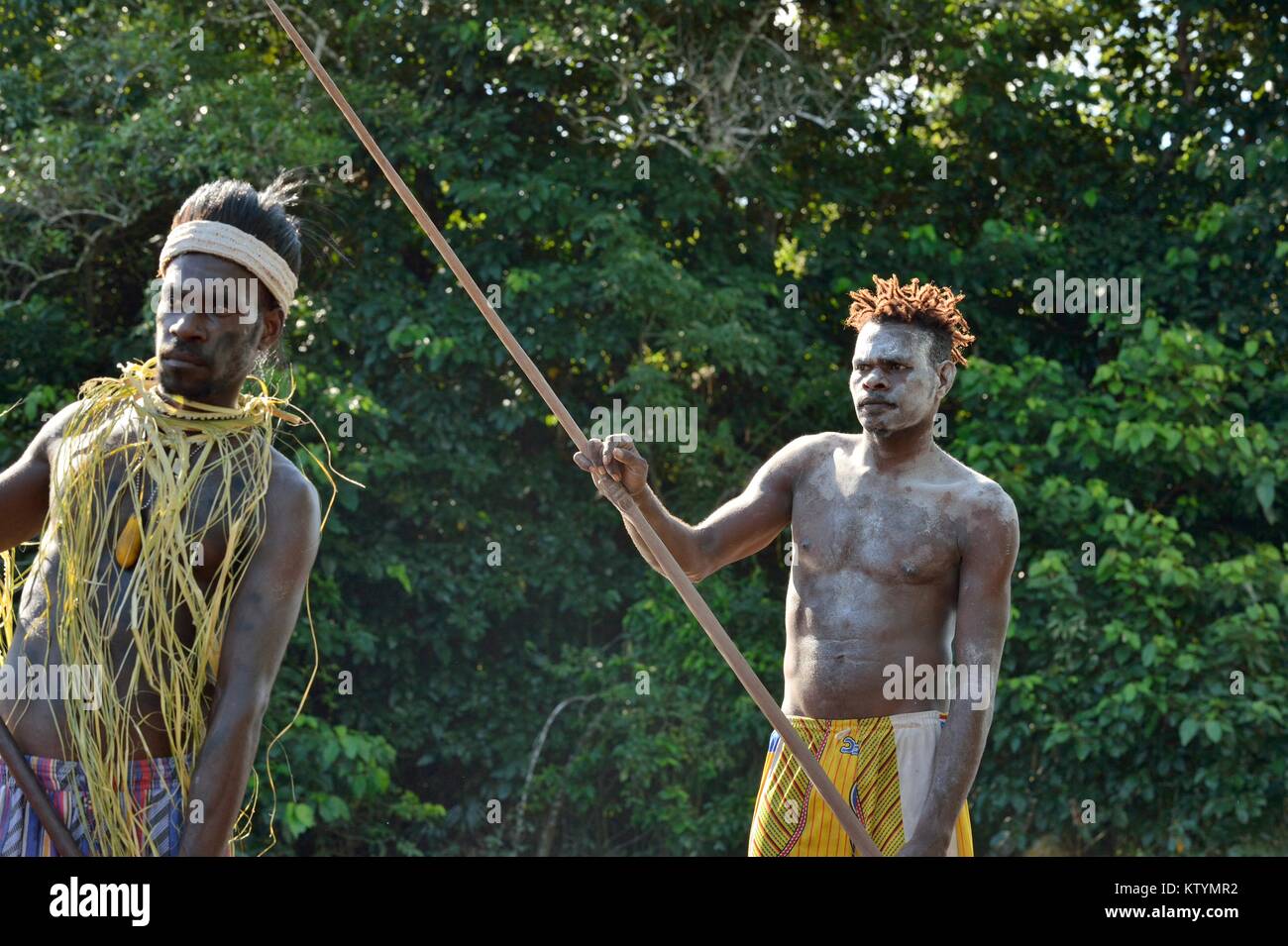 YOUW DORF, ASMAT REGION, Neuguinea, Indonesien - 23. MAI 2016: Kanu Krieg Zeremonie der Asmat Menschen. Headhunter eines Stammes von Asmat in einer Maske mit einem Stockfoto