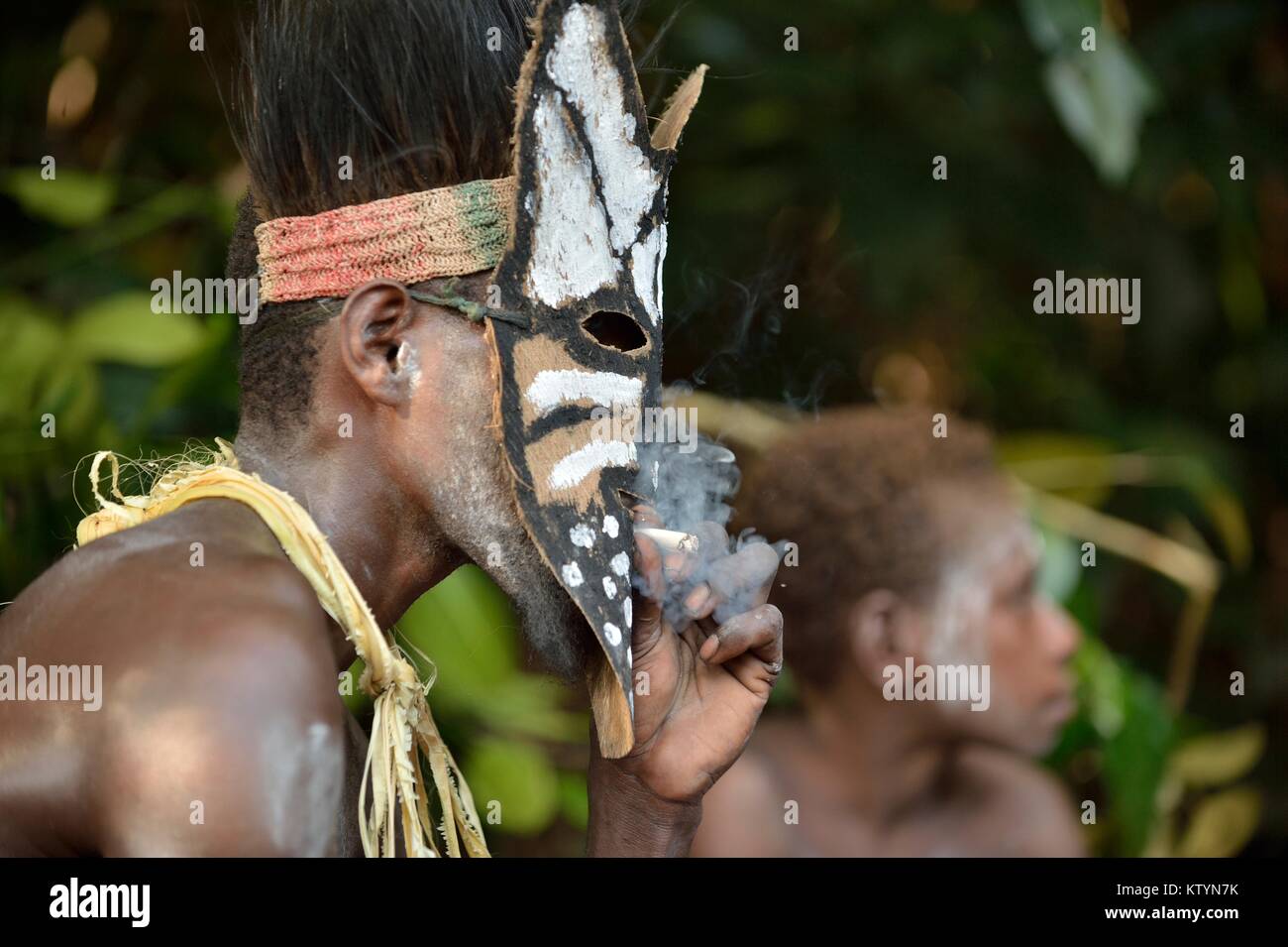 ATSY YOUW DORF, Bezirk, ASMAT REGION, IRIAN JAYA, Neuguinea, Indonesien - 23. MAI 2016: Porträt einer der Raucher aus dem Stamm der Asmat Menschen. Stockfoto