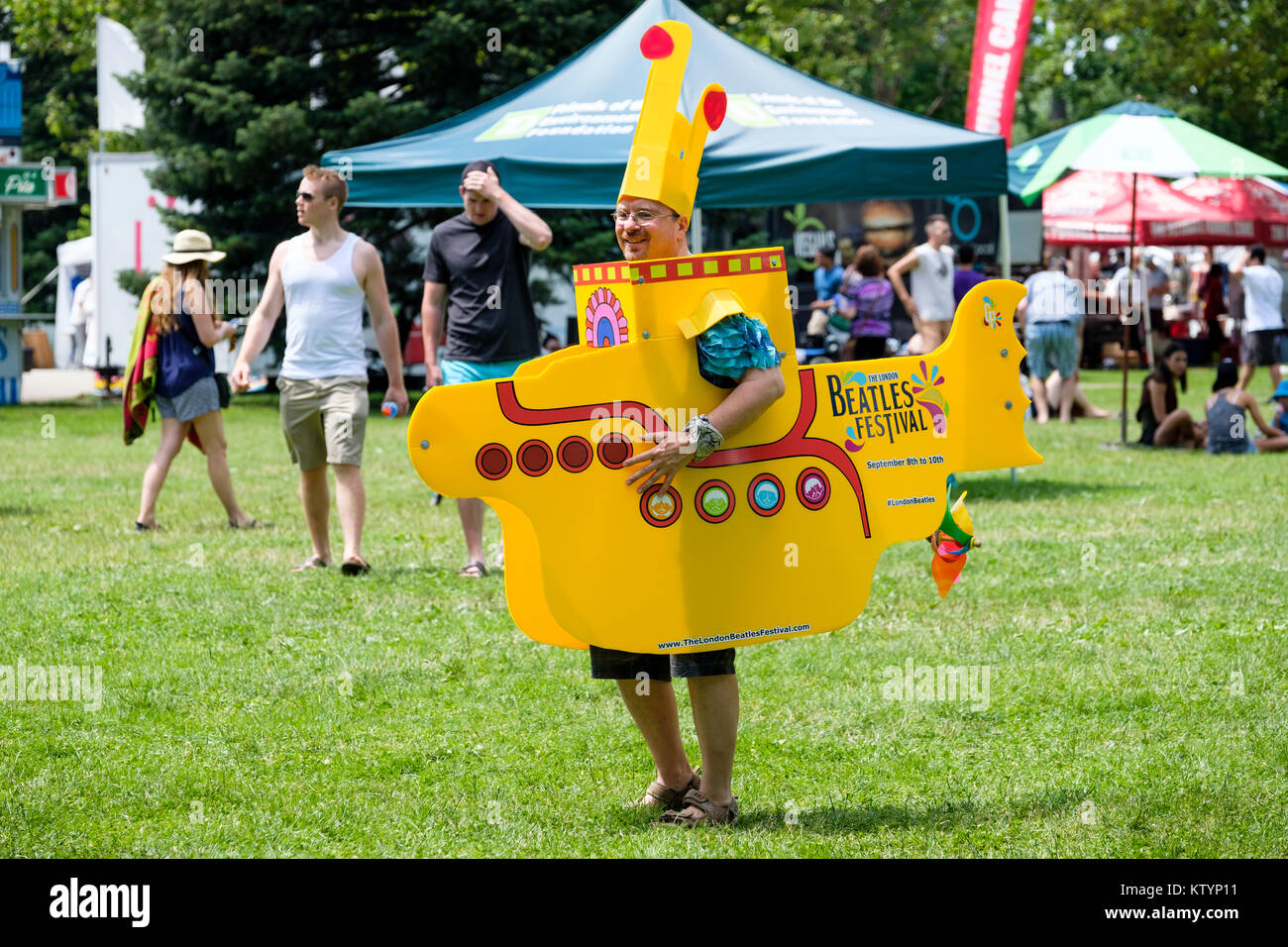 Mann verkleidet mit einem gelben U-Boot Kostüm, Prop, Förderung der London Beatles Festival, ein Sommerfest in London, Ontario, Kanada statt. Stockfoto
