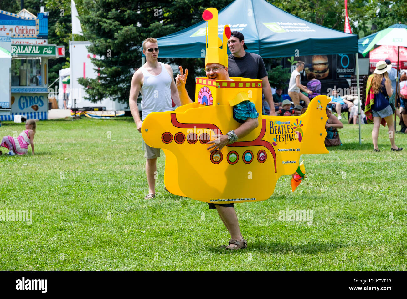Mann verkleidet mit einem gelben U-Boot Kostüm, Prop, Förderung der London Beatles Festival, ein Sommerfest in London, Ontario, Kanada statt. Stockfoto