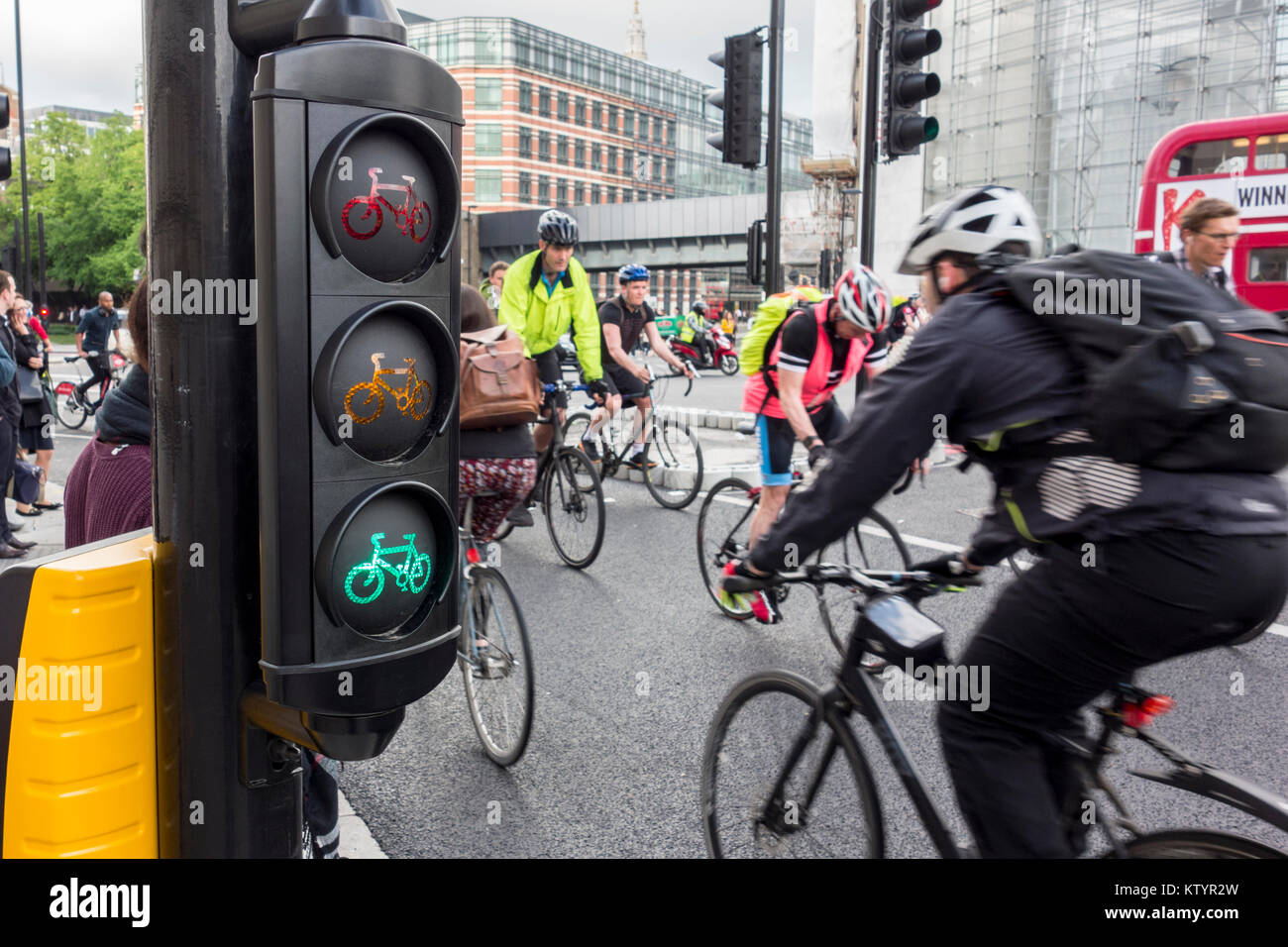 Zyklus Ampel und Radfahrer auf den Nord-süd-Cycle Superhighways/Cycle superhighways 6, Blackfiars, City of London, Großbritannien Stockfoto
