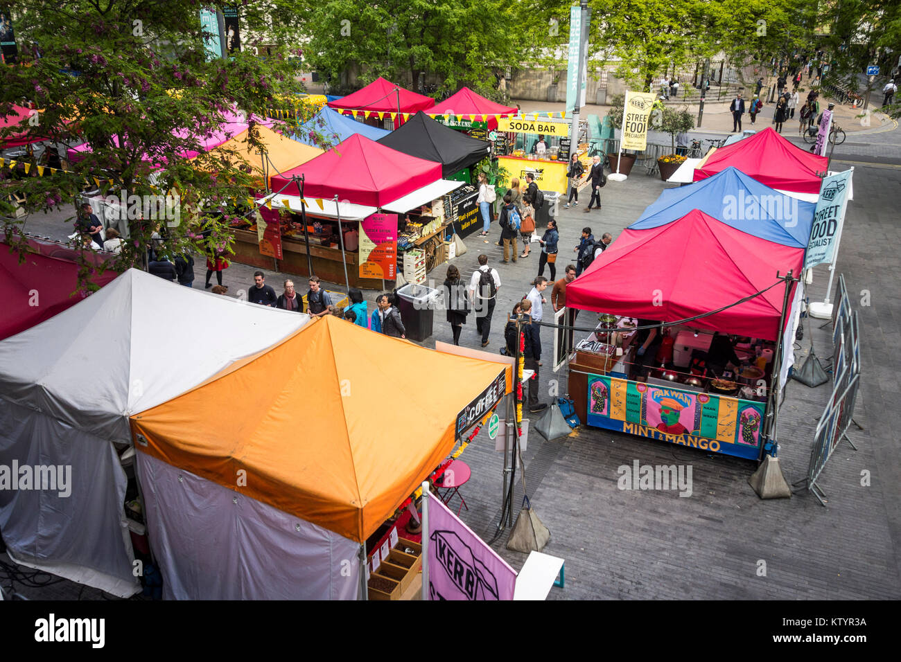 Stände als Teil der Southbank Centre Food Market, London, UK