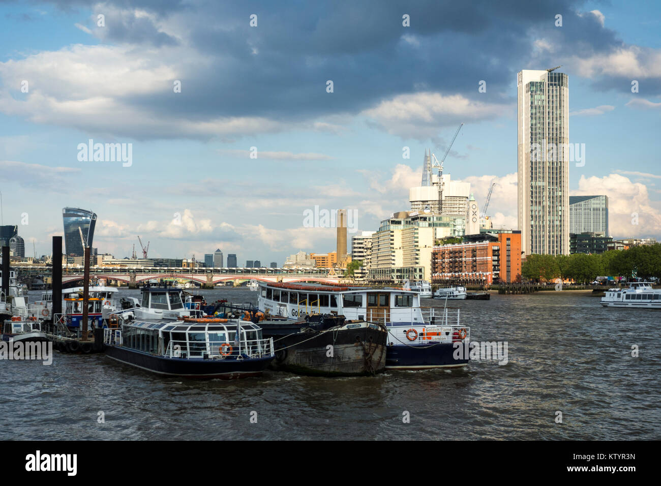 Boote auf der Themse mit South Bank Tower (von Richard Seifert) und Oxo Tower im Hintergrund und der Londoner City Skyline. London, Großbritannien Stockfoto