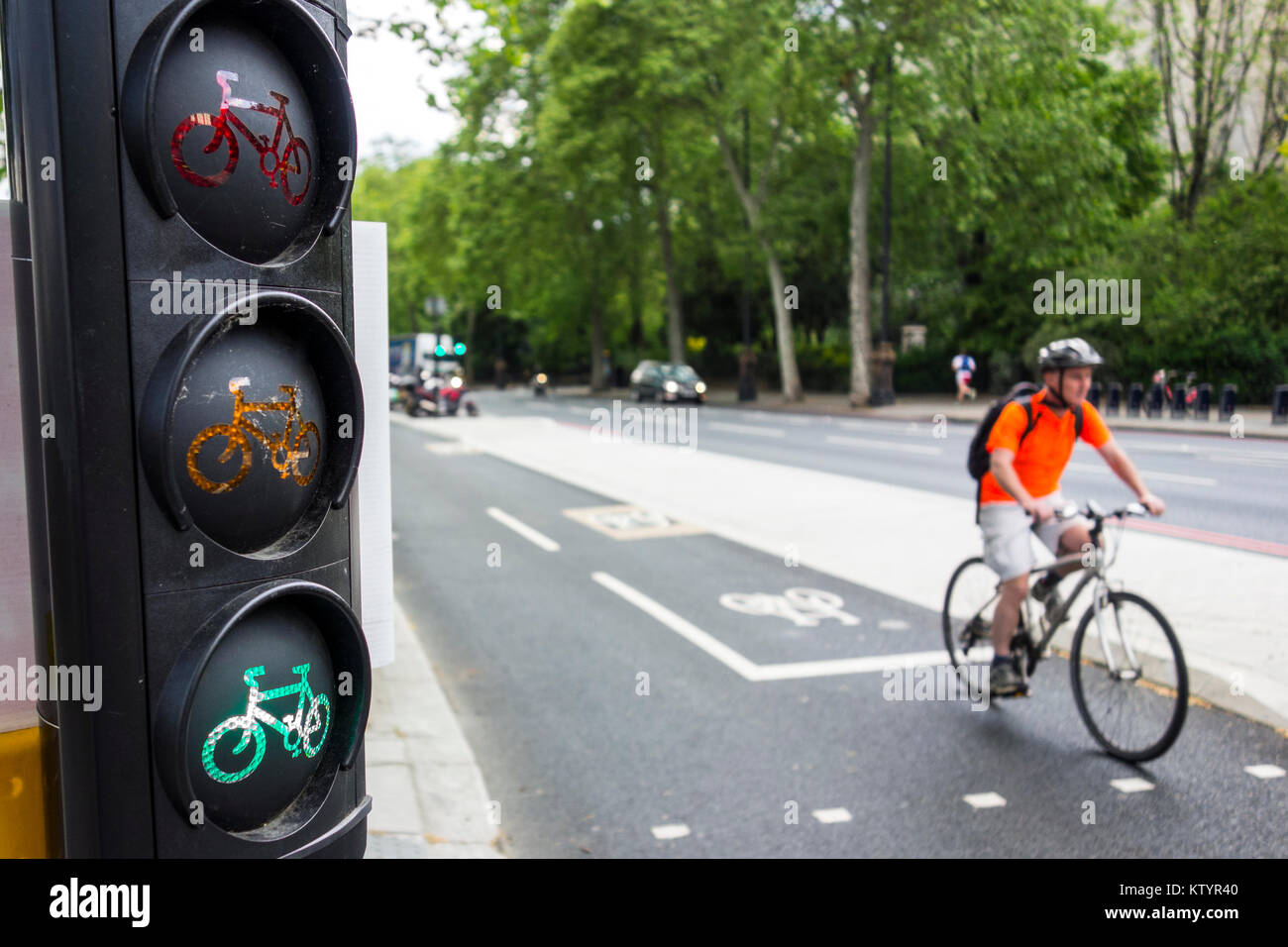 Zyklus Ampel für Fußgänger überqueren Ost-west-Cycle Superhighways, Victoria Embankment Radweg. London, Großbritannien Stockfoto