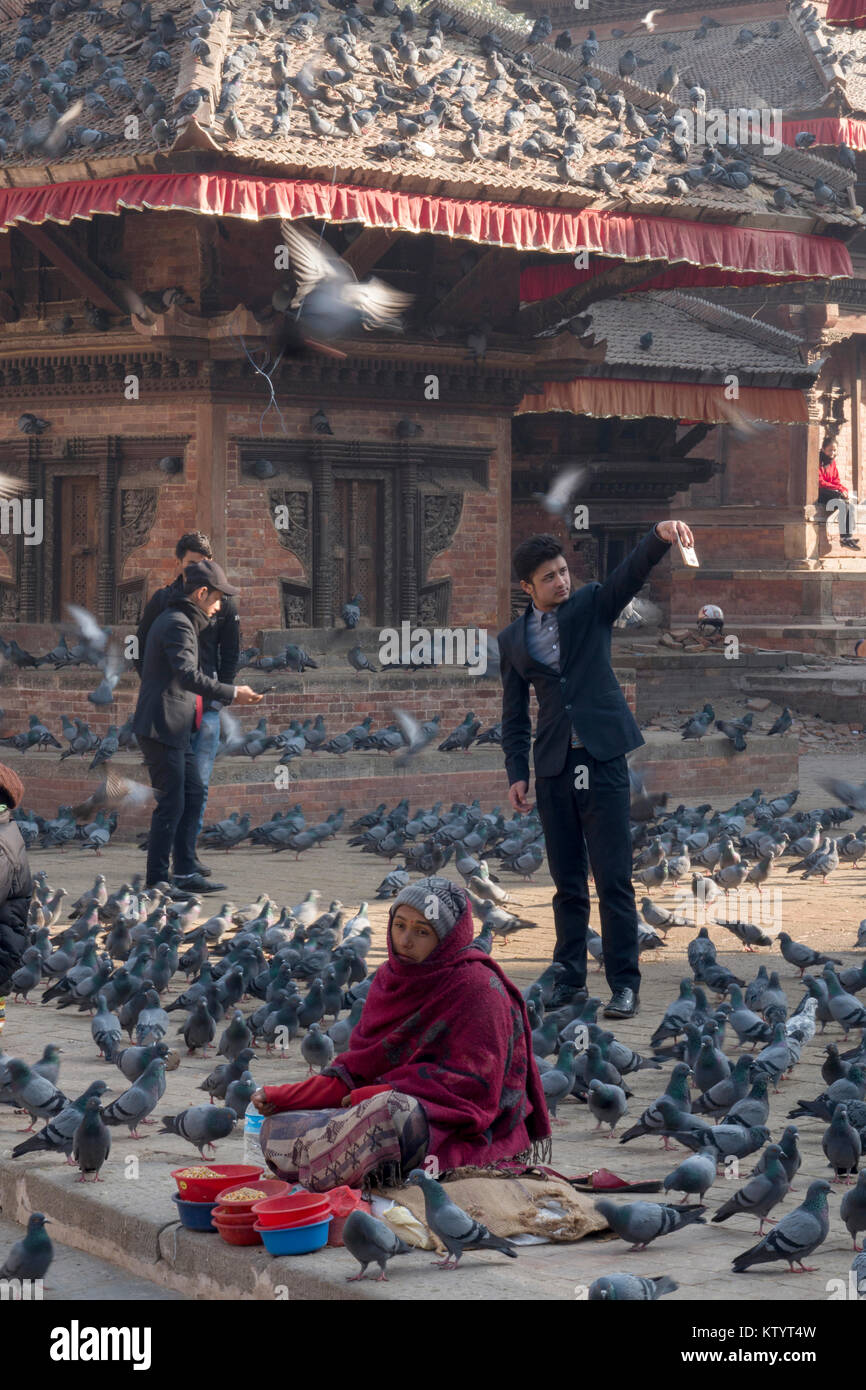 Die Unternehmer selfies mit Tauben am Durbar Square, Kathmandu, Nepal Stockfoto
