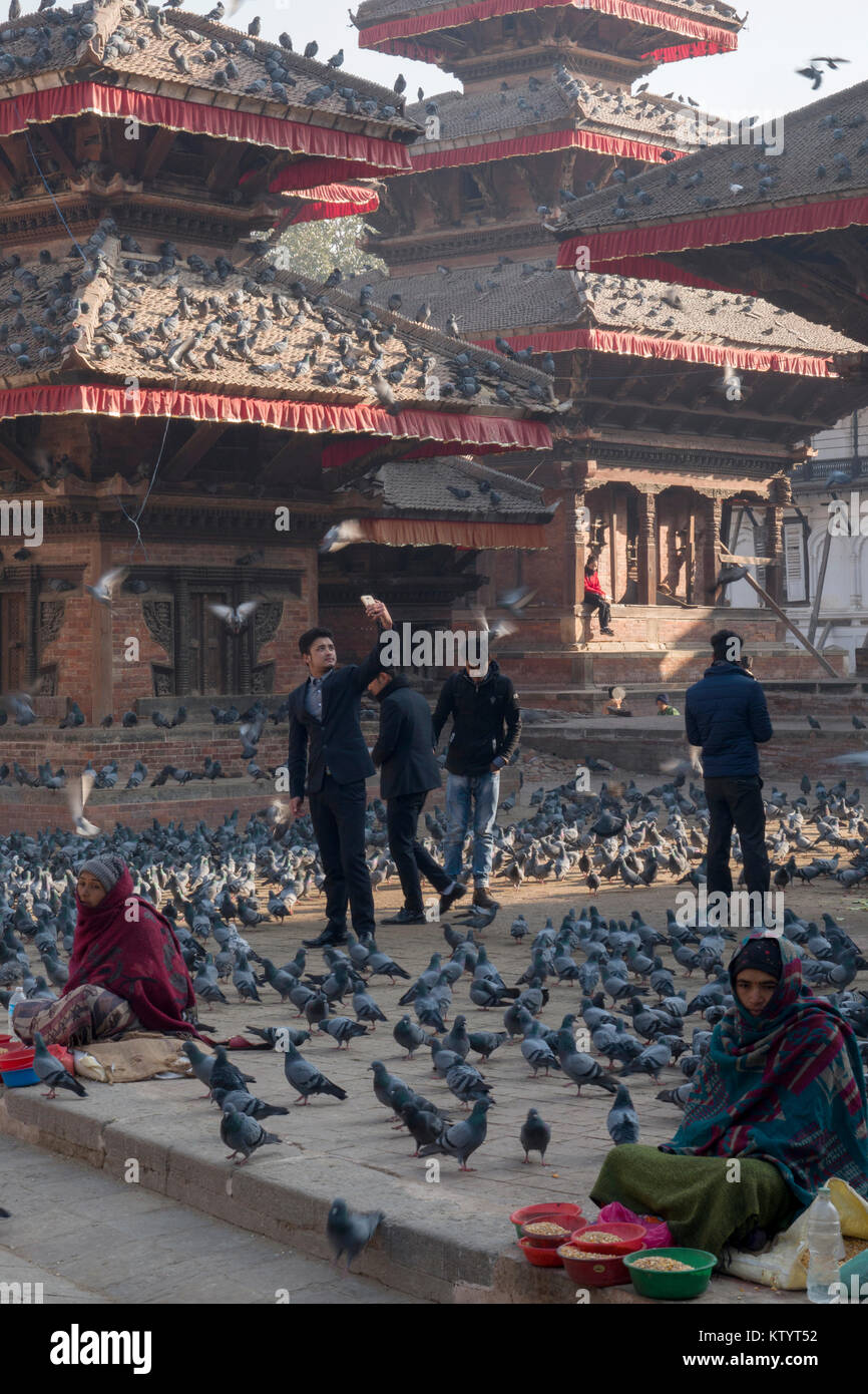 Die Unternehmer selfies mit Tauben am Durbar Square, Kathmandu, Nepal Stockfoto