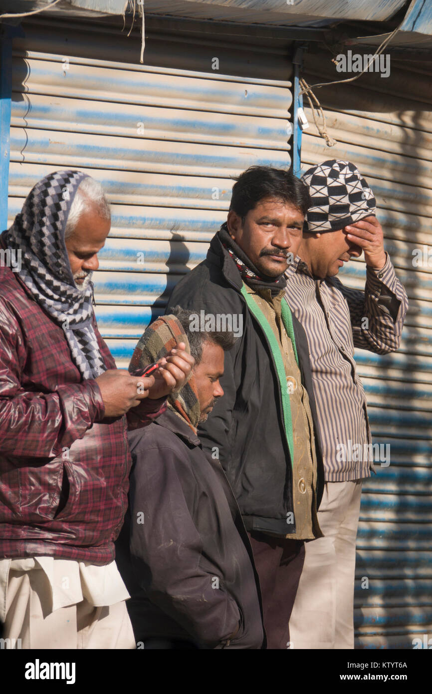 Nepalesische Männer am frühen Morgen Straße von Kathmandu, Nepal Stockfoto