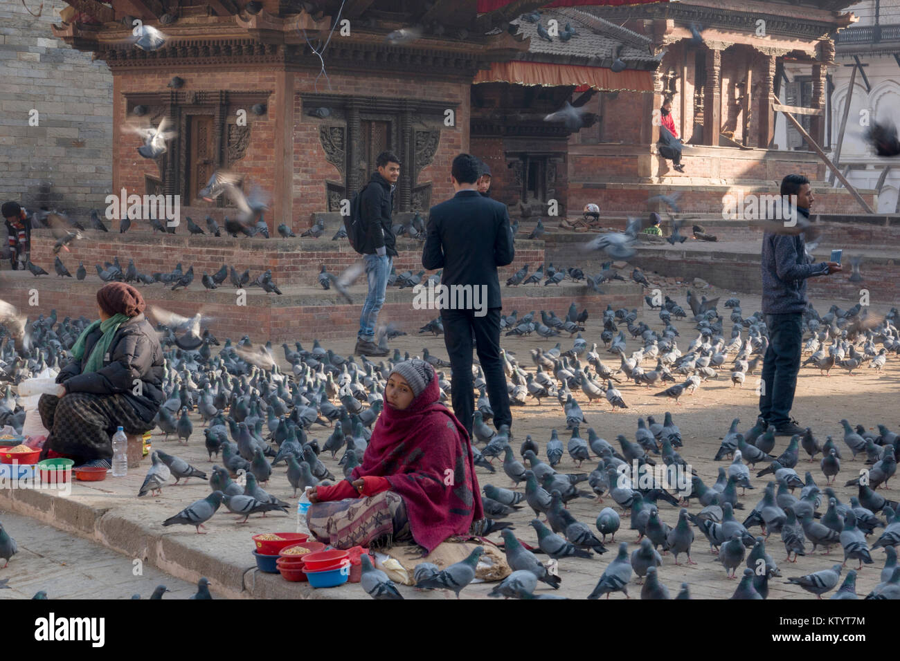 Frauen verkaufen Vogel Futter für Tauben in Kathmandu Durbar Square Stockfoto