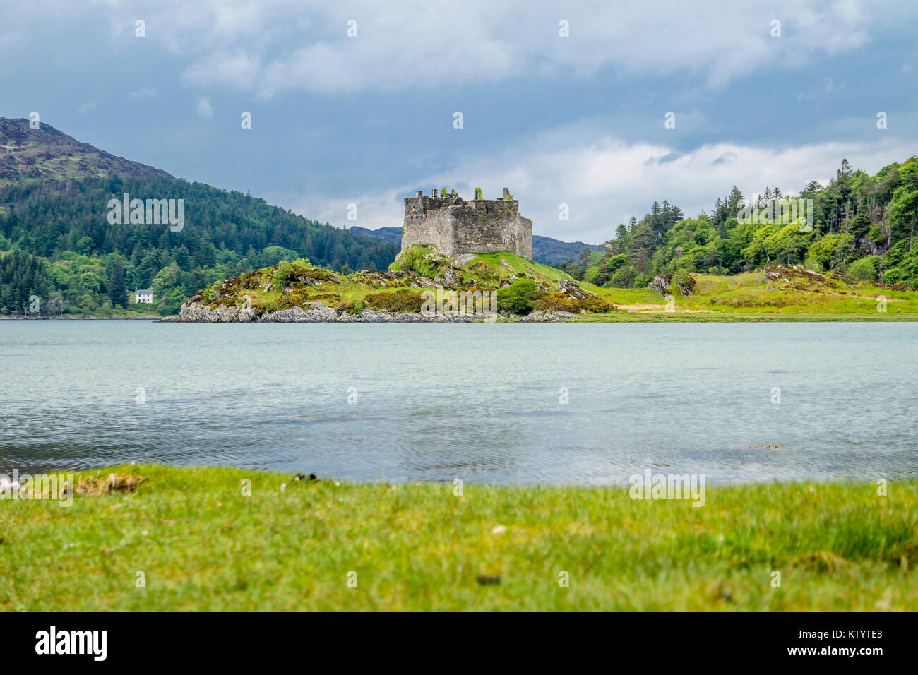 Schloss Tioram ist eine Burgruine auf einem tidal Insel im Loch Moidart, Lochaber, Highland, Schottland Stockfoto