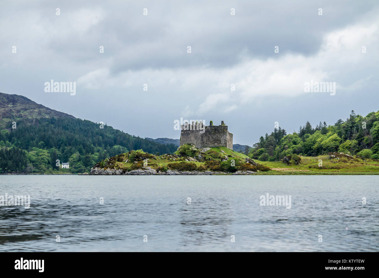 Schloss Tioram ist eine Burgruine auf einem tidal Insel im Loch Moidart, Lochaber, Highland, Schottland Stockfoto