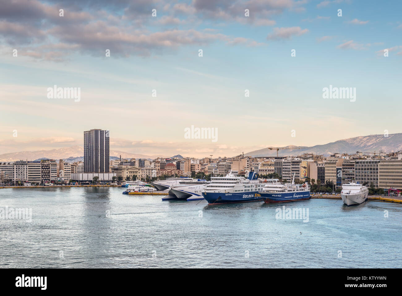 Piräus, Griechenland - November 1, 2017: Blick auf den Hafen in Piräus mit Schiffen und Booten in den Abend. Athen, Griechenland. Stockfoto