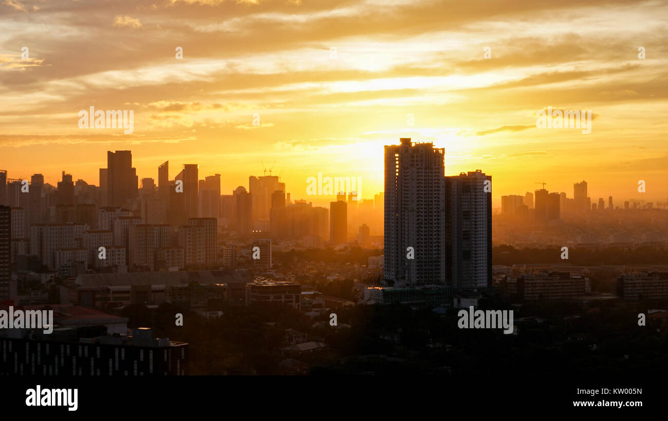 Erleben Sie goldene Stunde während des Sonnenuntergangs in der Metro Manila, Philippinen Stockfoto