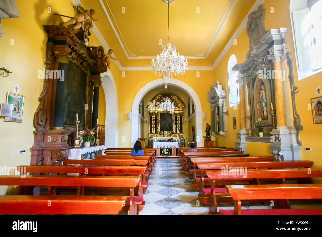 CAVTAT, KROATIEN - 20. JULI 2017: Der Innenraum der Kirche des Heiligen Nikolaus mit einem Altar in Cavtat, Kroatien. Stockfoto