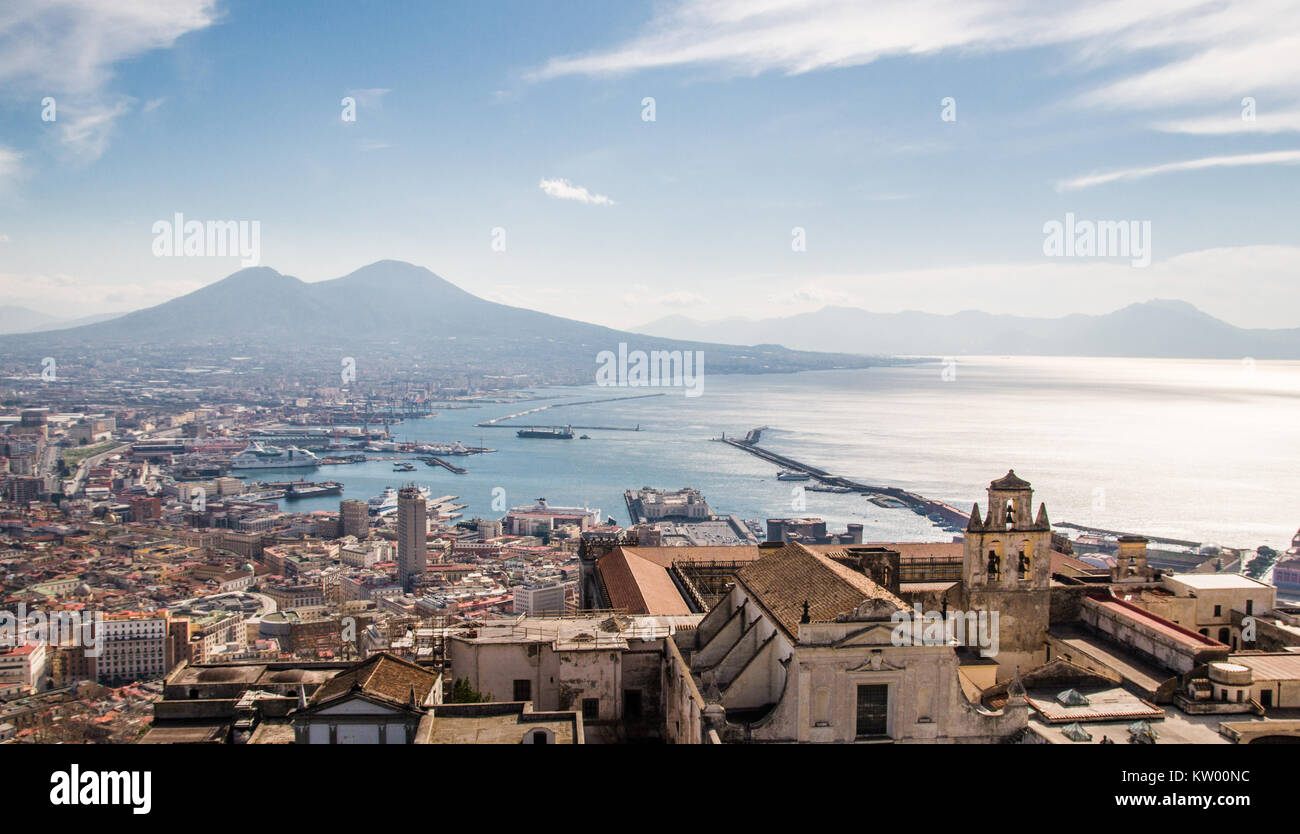 Eine Panorama-aufnahme mit Hafen von Neapel und den Vesuv in der Ferne. Stockfoto