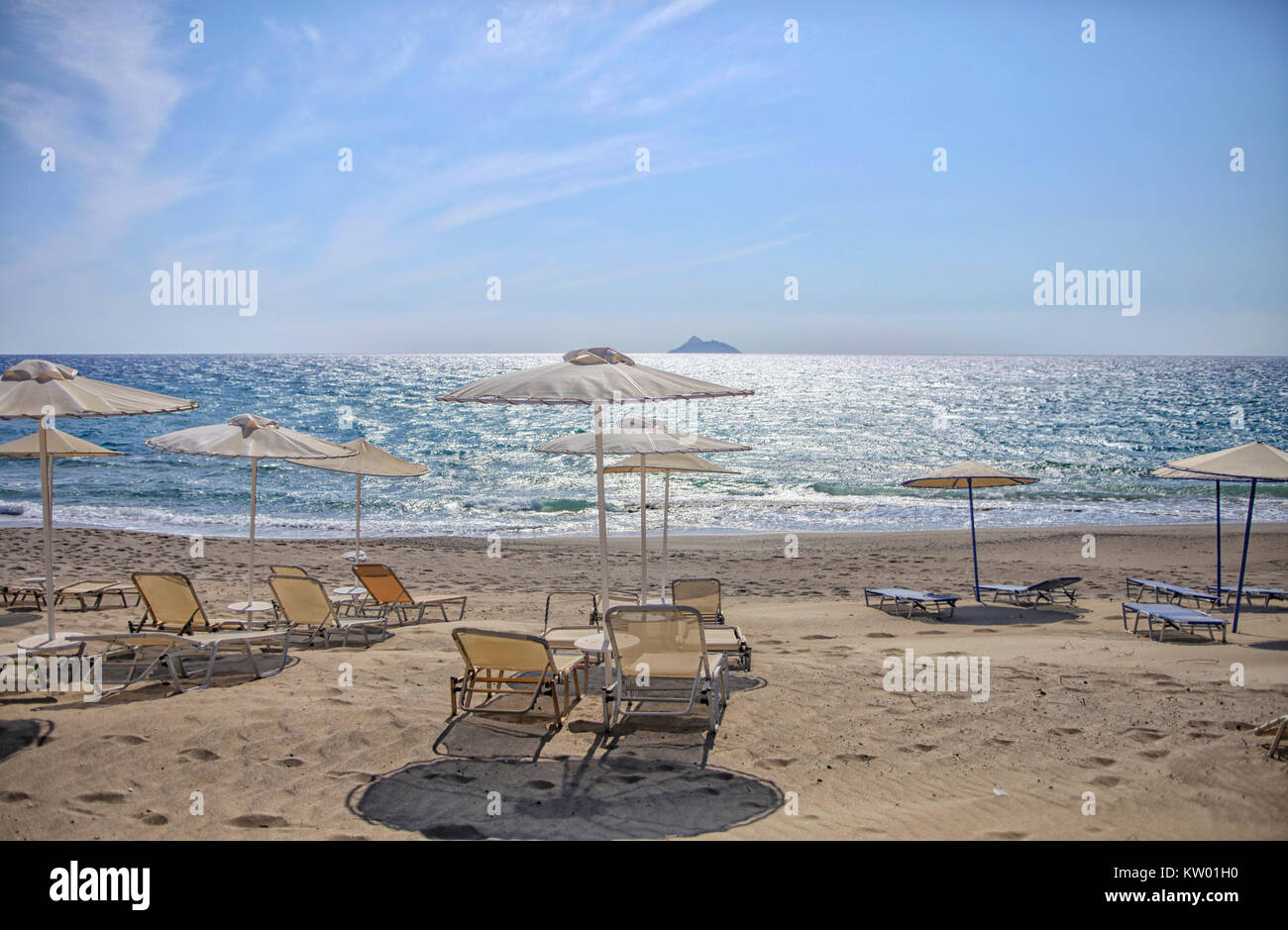 Was Kosten Liegen Und Sonnenschirme Auf Kreta Liegen und Sonnenschirme am Strand von Kalamaki im südlichen Kreta