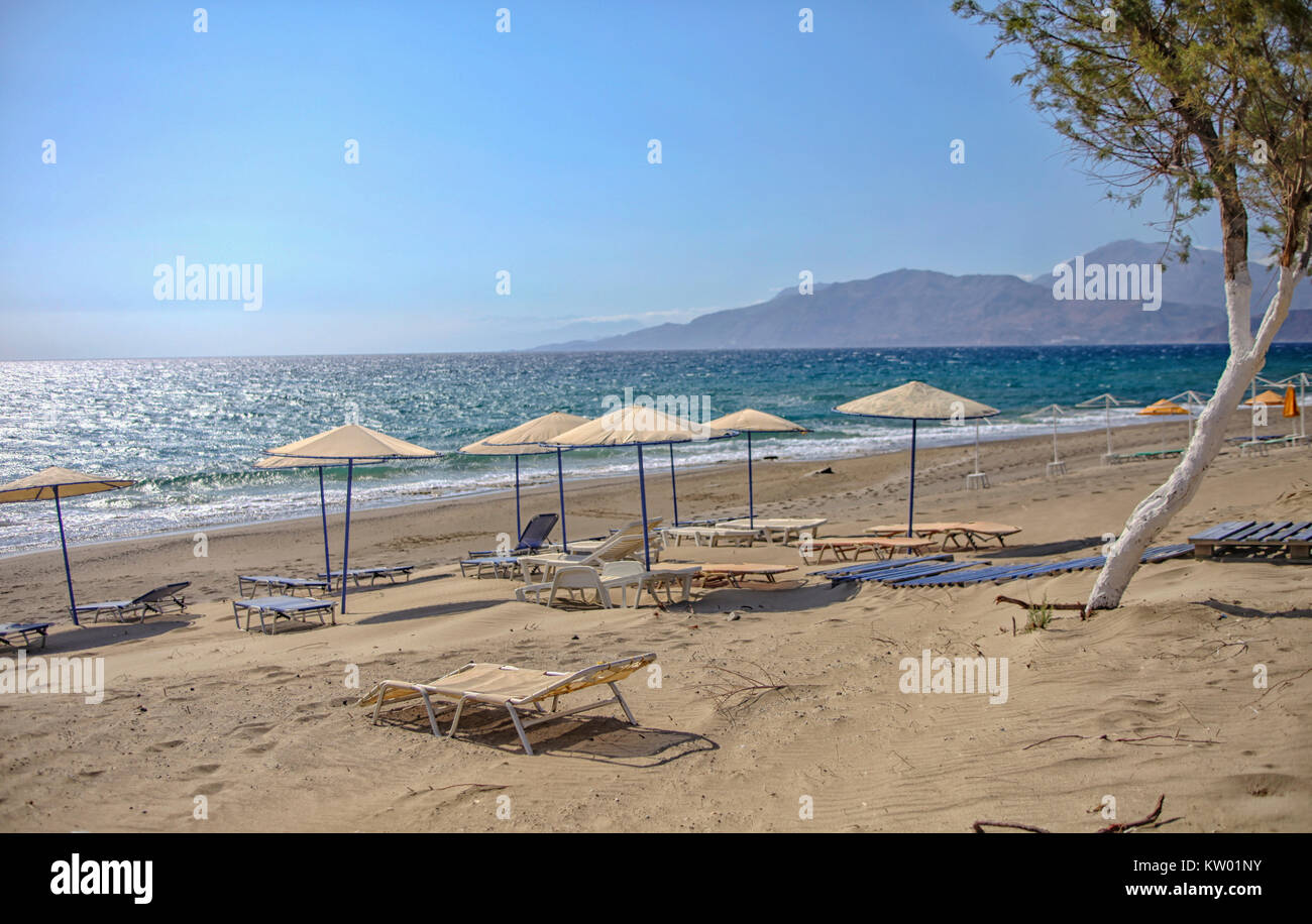 Was Kosten Liegen Und Sonnenschirme Auf Kreta Liegen und Sonnenschirme am Strand von Kalamaki im südlichen Kreta