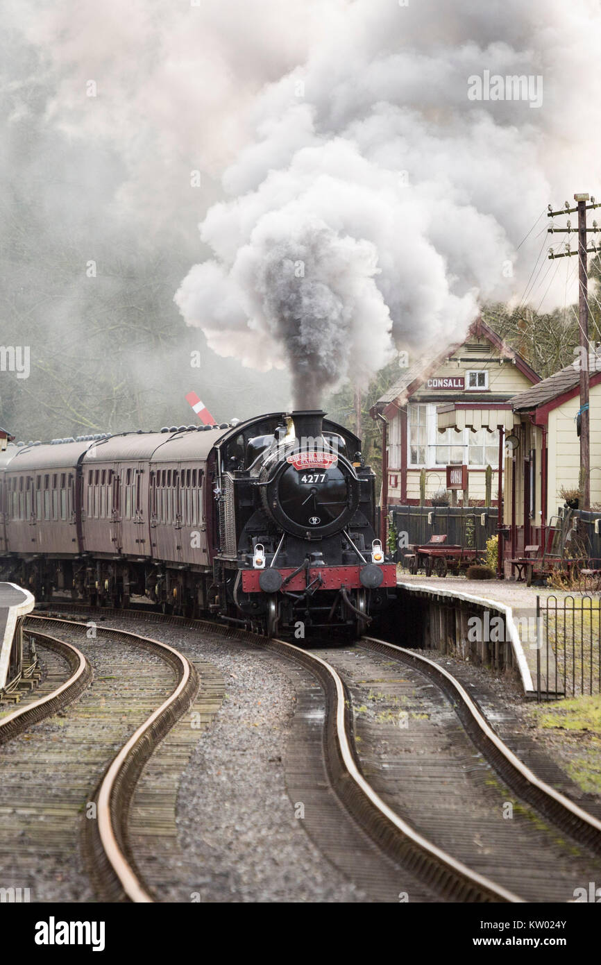 Ein Dampfzug auf der Churnet Valley Railway in der Nähe von consall Station. Stockfoto