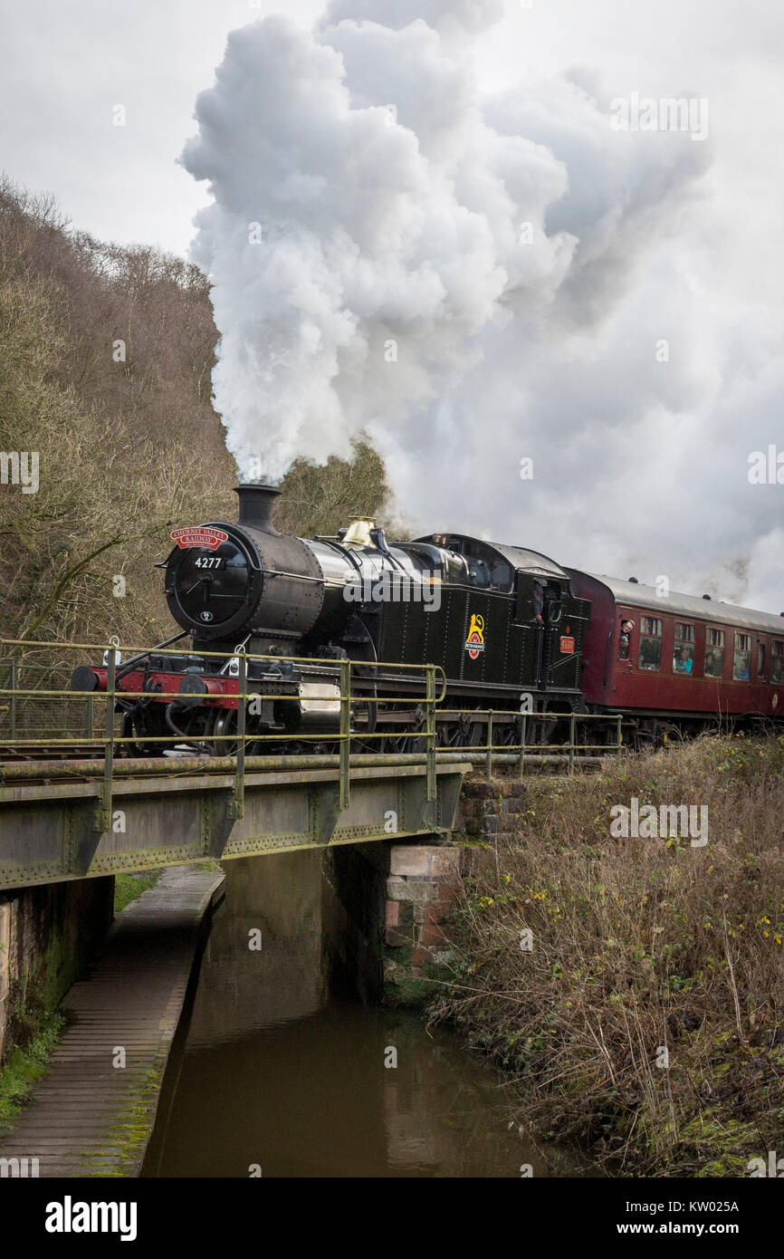 Ein Dampfzug auf der Churnet Valley Railway in der Nähe von consall Station. Stockfoto