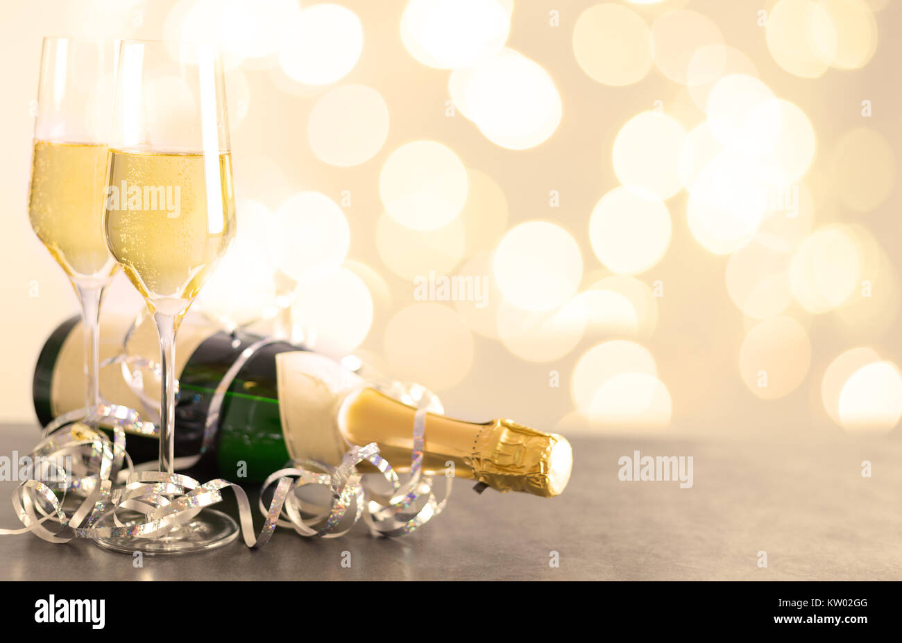 Champagner Gläser mit Flasche auf einem Tisch mit verschwommenen Hintergrund Stockfoto