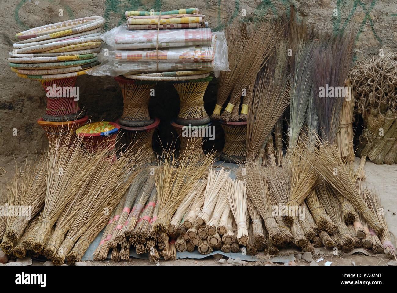 Besen aus Reisig, handgefertigt, heap liegen, die für den Verkauf an den Markt. Stockfoto