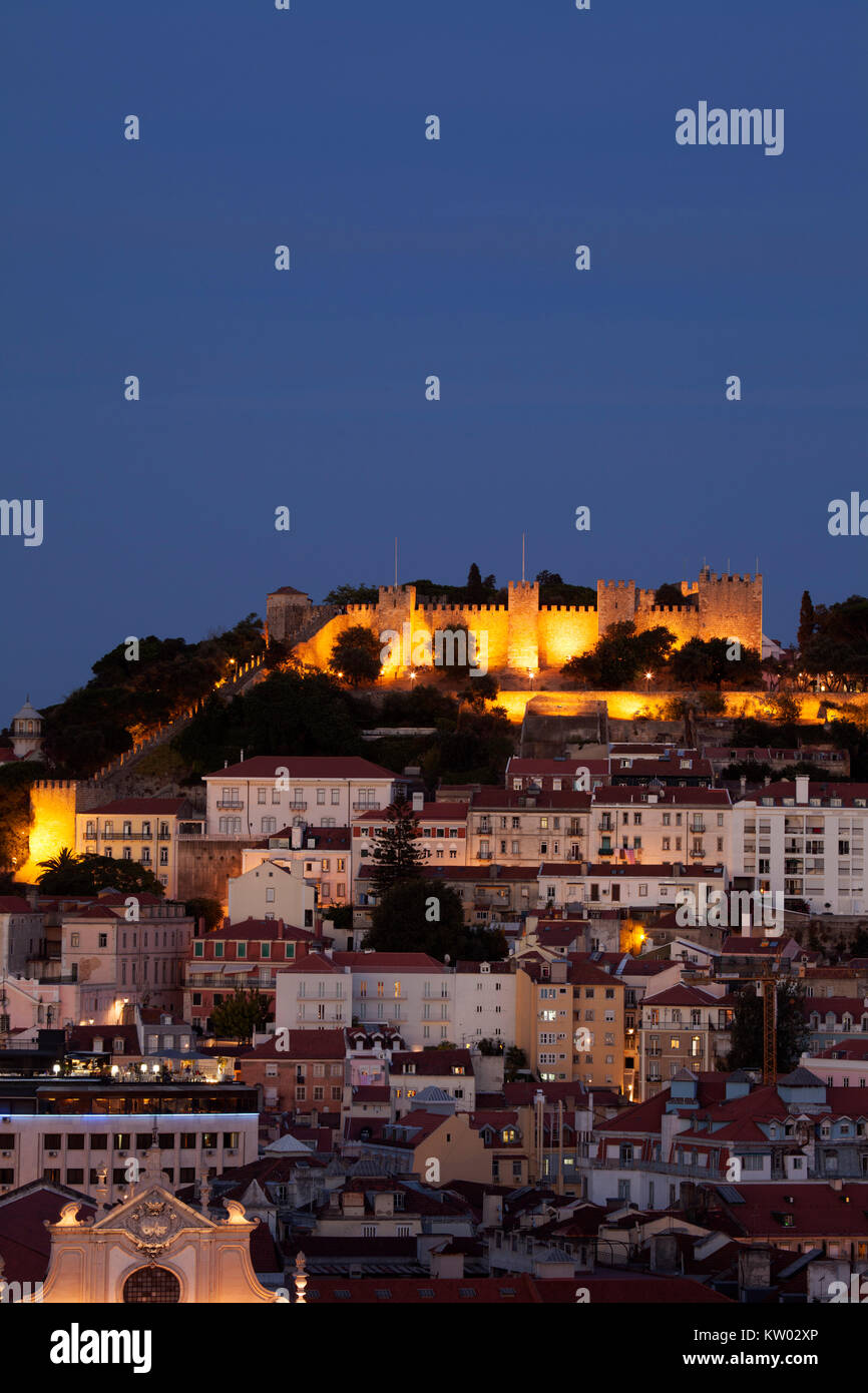 Die Burg von St George (Castelo de São Jorge) in Lissabon, Portugal. Die hilltop Festung stammt aus dem Mittelalter und ist nachts beleuchtet. Stockfoto