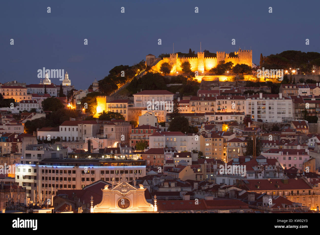 Die Burg von St George (Castelo de São Jorge) in Lissabon, Portugal. Die hilltop Festung stammt aus dem Mittelalter und ist nachts beleuchtet. Stockfoto