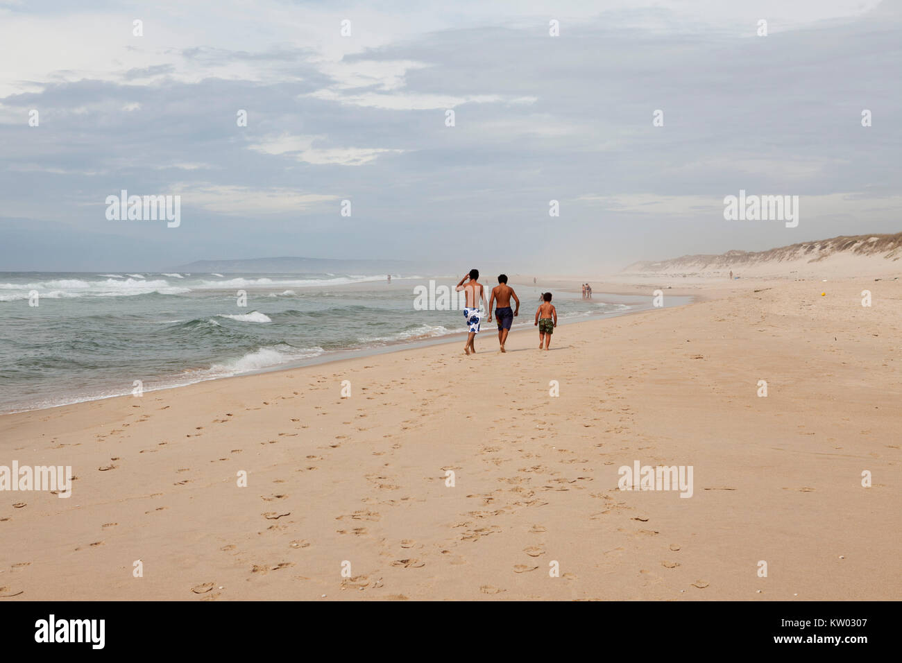 Die Leute am Strand von Marinha Grande, Portugal. Den Atlantik runden gegen das Ufer. Stockfoto