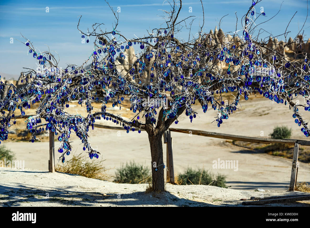 Baum, bedeckt mit 'bösen Blick' Anhänger, Göreme, Kappadokien, Türkei Stockfoto