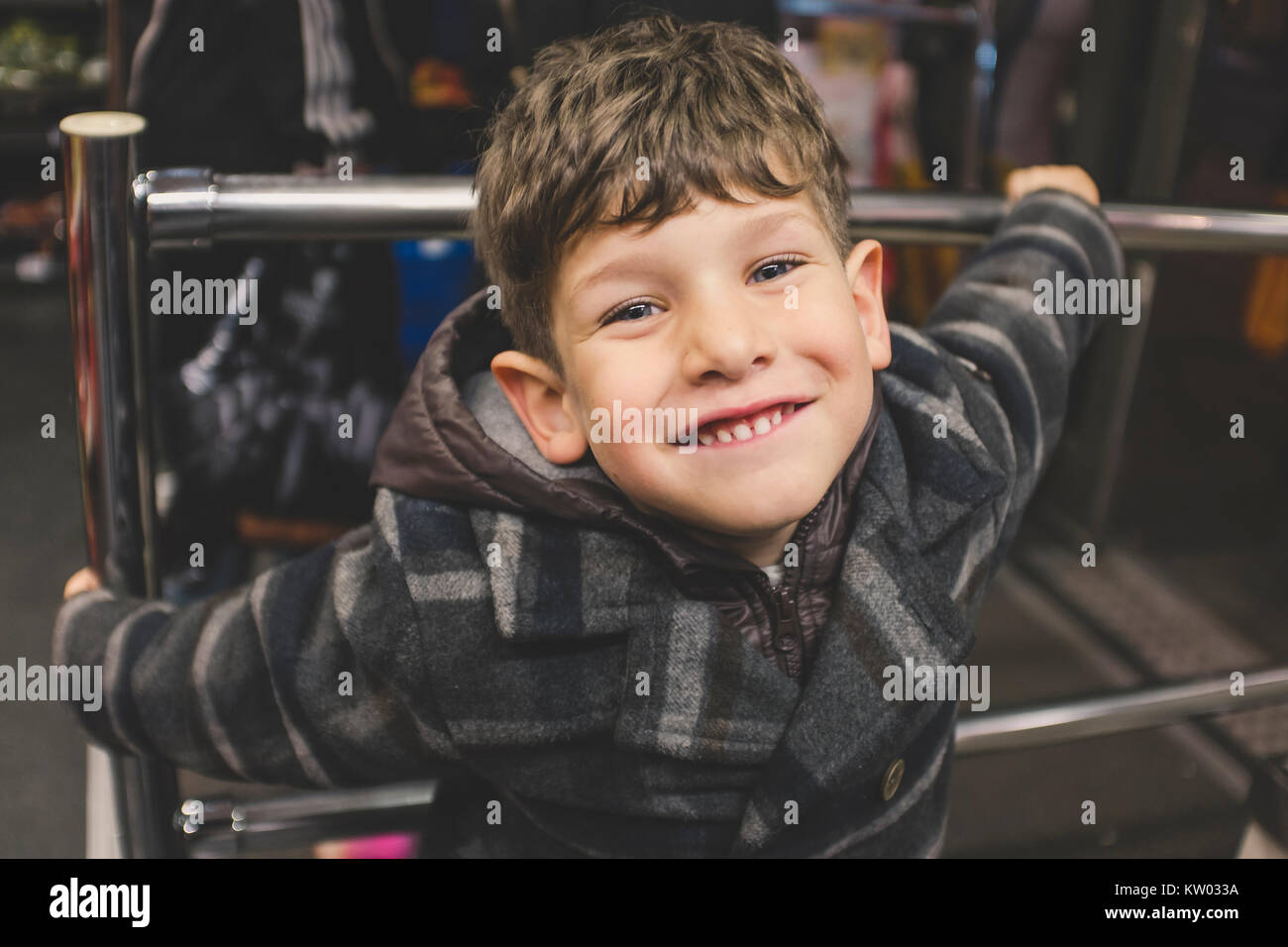 Ridendo ragazzo Allegro, le Emozioni del Guarda sorride ragazzo e Nella fotocamera Stockfoto